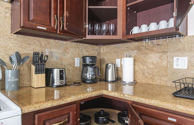 Elegant Retreat Modern Comforts Prime Location - Photo 21
