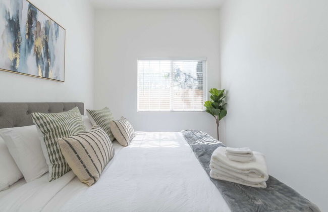Elegant Retreat Modern Comforts Prime Location - Photo 10