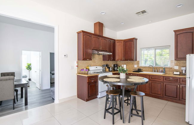 Elegant Retreat Modern Comforts Prime Location - Photo 25