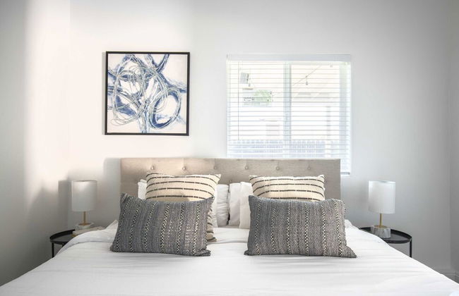 Elegant Retreat Modern Comforts Prime Location - Photo 16