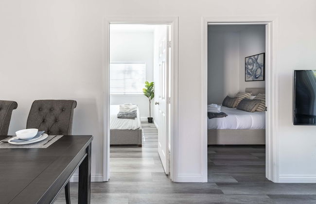 Elegant Retreat Modern Comforts Prime Location - Photo 8