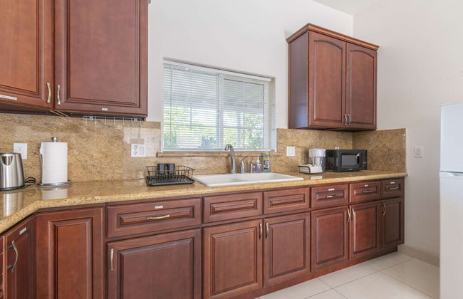 Elegant Retreat Modern Comforts Prime Location - Photo 17