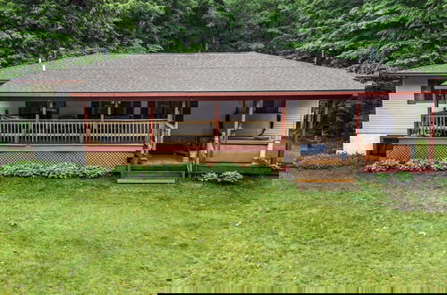 Foto 41 - Lakeside Getaway Includes Hot Tub pet Friendly