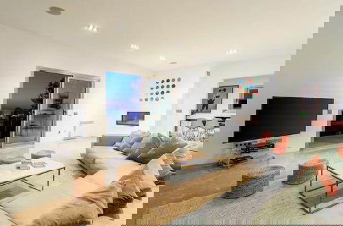 Foto 18 - Modern Holiday Home With Sunset Views
