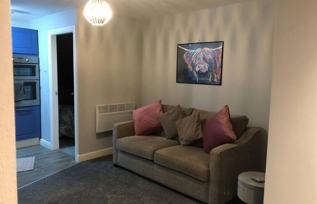 Captivating 1-bed Apartment in Hednesford - Photo 4