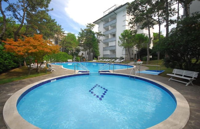 Elegant Retreat With Pool View - Foto 1