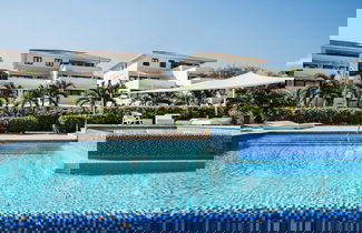 Photo 1 - Seabreeze Retreat Stylish Blue Bay Residence
