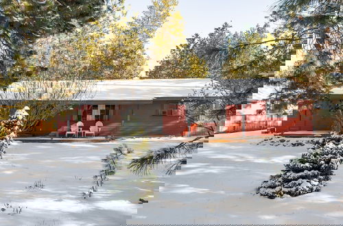 Photo 28 - Quiet River Bend Cabin by Avantstay 35 Mins to Mt Bachelor 10 Mins to Town Centre Hot Tub