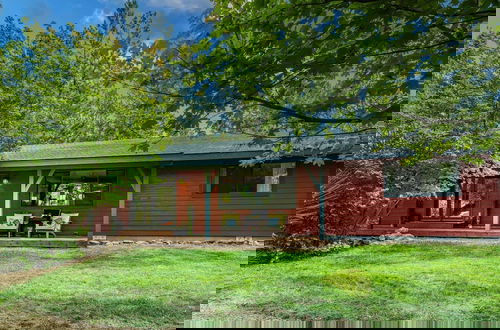 Photo 21 - Quiet River Bend Cabin by Avantstay 35 Mins to Mt Bachelor 10 Mins to Town Centre Hot Tub