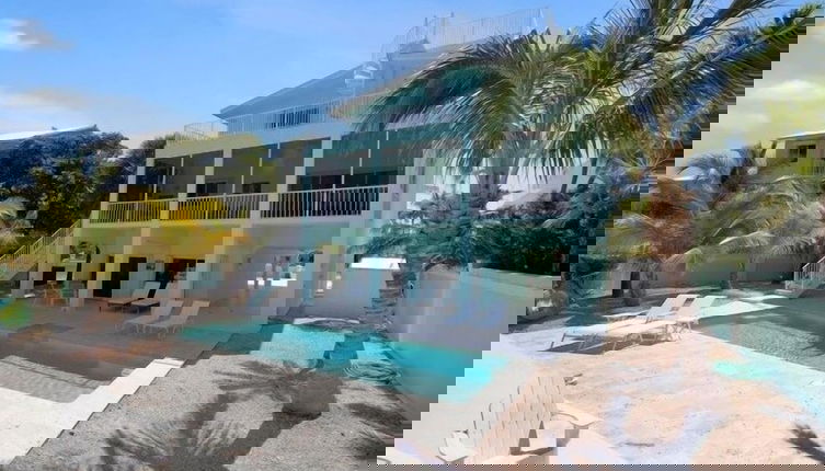 Foto 1 - Waterfront Home With Swimming Pool 4 Bedroom Home by RedAwning
