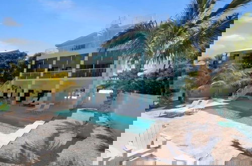 Foto 1 - Waterfront Home With Swimming Pool 4 Bedroom Home by RedAwning