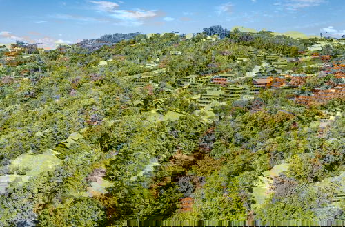Foto 41 - The Big Easy Spacious Mountain Retreat + Hot Tub, Deck Premier Location