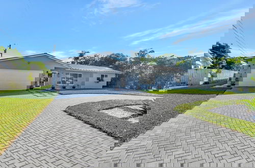 Foto 49 - Boca Beauty - Stylish Home With Pool 3 Bedroom Home by RedAwning