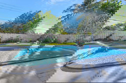 Foto 31 - Boca Beauty - Stylish Home With Pool 3 Bedroom Home by RedAwning