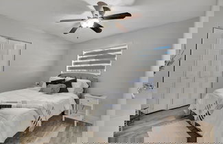 Foto 2 - Boca Beauty - Stylish Home With Pool 3 Bedroom Home by RedAwning