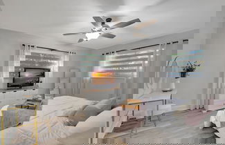 Foto 3 - Boca Beauty - Stylish Home With Pool 3 Bedroom Home by RedAwning