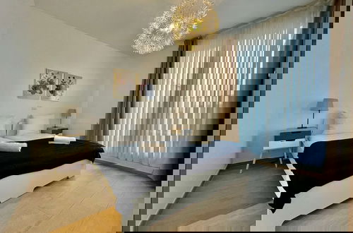 Foto 21 - Modern 1BR Near Diamond District by Oneluxstay