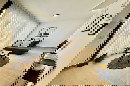 Foto 8 - Modern 1BR Near Diamond District by Oneluxstay