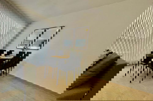 Foto 13 - Modern 1BR Near Diamond District by Oneluxstay