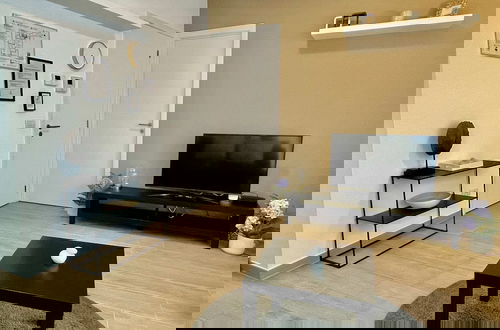 Foto 3 - Modern 1BR Near Diamond District by Oneluxstay