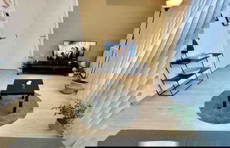Foto 2 - Modern 1BR Near Diamond District by Oneluxstay