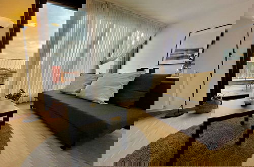 Foto 1 - Modern 1BR Near Diamond District by Oneluxstay