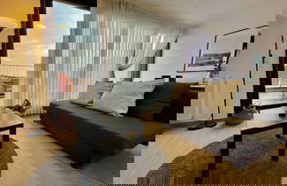 Foto 1 - Modern 1BR Near Diamond District by Oneluxstay