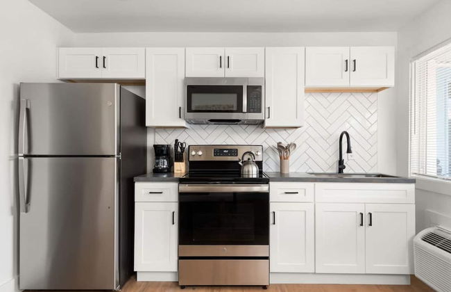 Nashville Vibes: Stay, Play, And Relax 1 Bedroom Apts - Photo 13