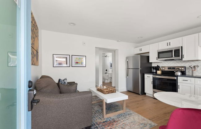 Nashville Vibes: Stay, Play, And Relax 1 Bedroom Apts - Photo 20