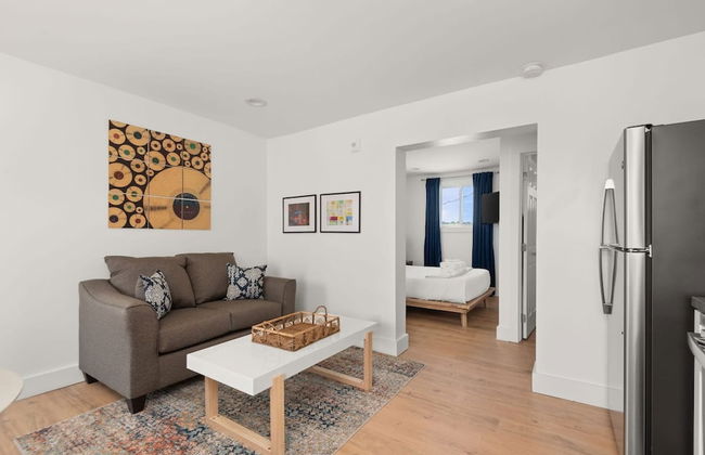 Nashville Vibes: Stay, Play, And Relax 1 Bedroom Apts - Photo 22