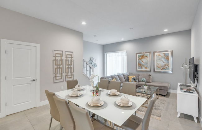 Elegant Townhome Near Disney â Private Suites! 4 Bedroom Townhouse by RedAwning - Foto 23