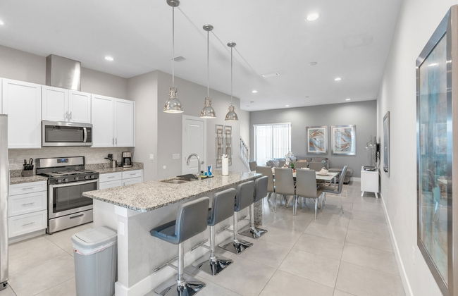 Elegant Townhome Near Disney â Private Suites! 4 Bedroom Townhouse by RedAwning - Foto 11