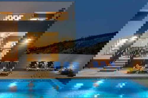 Foto 19 - Modern & Stylish Villa With Private Pool