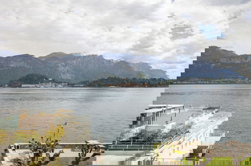 Foto 12 - Lakefront Contemporary