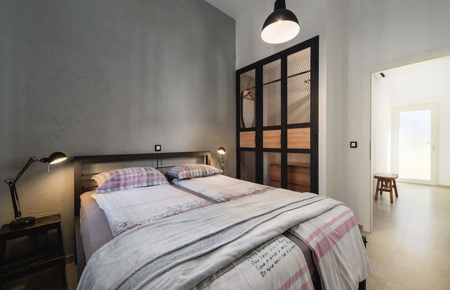 Apartment With Cozy Bedroom - Photo 7