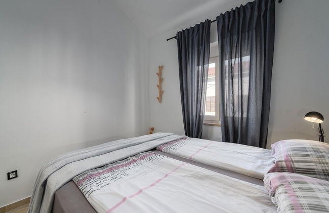Apartment With Cozy Bedroom - Photo 5