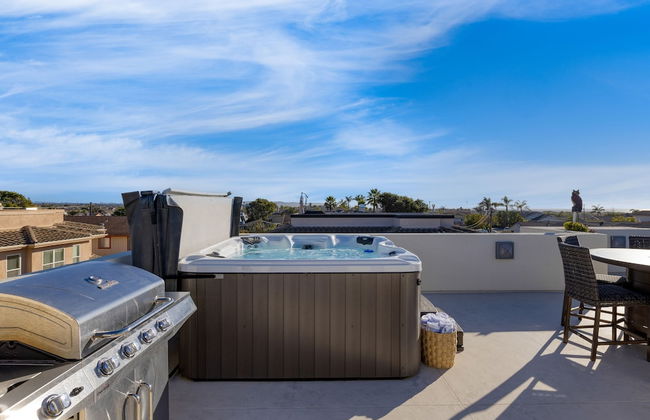 Sunset Serenity by Avantstay Rooftop w Hot Tub Fire Pit 3 Blocks to Beach - Photo 33