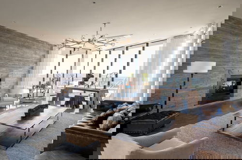 Foto 15 - Belleza by Avantstay Hilltop Mansion w Pool Panoramic Views Ultra Modern Interior