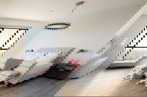 Foto 22 - Belleza by Avantstay Hilltop Mansion w Pool Panoramic Views Ultra Modern Interior