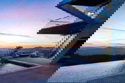 Foto 5 - Belleza by Avantstay Hilltop Mansion w Pool Panoramic Views Ultra Modern Interior