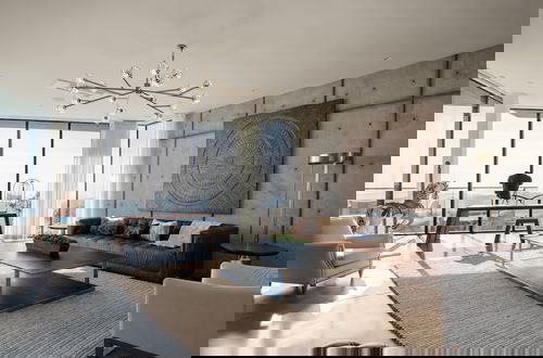 Foto 12 - Belleza by Avantstay Hilltop Mansion w Pool Panoramic Views Ultra Modern Interior