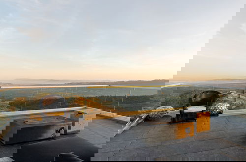 Foto 37 - Belleza by Avantstay Hilltop Mansion w Pool Panoramic Views Ultra Modern Interior