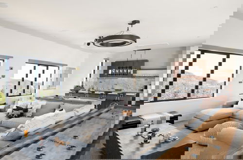 Foto 19 - Belleza by Avantstay Hilltop Mansion w Pool Panoramic Views Ultra Modern Interior