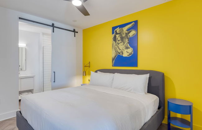 The Carter 304 by Avantstay 1BR Balcony - Photo 17