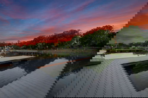 Foto 13 - Blue Heron by Avantstay Lakefront Dock Pool Theater Sleeps 22