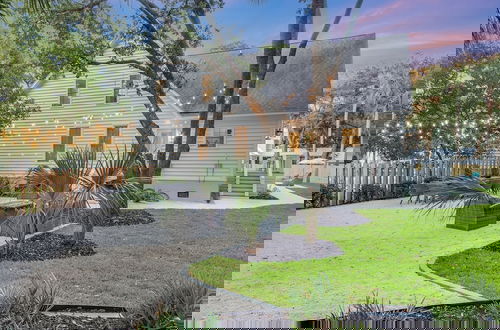 Foto 58 - Southern Oasis by Avantstay 0 5mi Walk to the Beach Pool Patio Large Yard