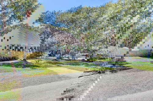 Foto 64 - Southern Oasis by Avantstay 0 5mi Walk to the Beach Pool Patio Large Yard