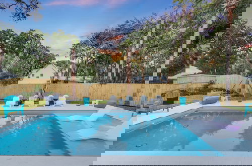 Foto 61 - Southern Oasis by Avantstay 0 5mi Walk to the Beach Pool Patio Large Yard