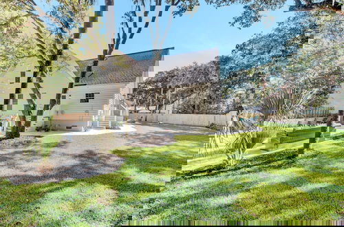 Foto 54 - Southern Oasis by Avantstay 0 5mi Walk to the Beach Pool Patio Large Yard
