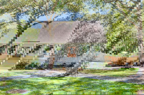 Foto 63 - Southern Oasis by Avantstay 0 5mi Walk to the Beach Pool Patio Large Yard